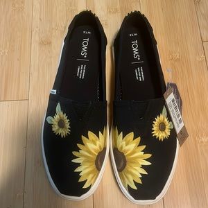 NWT TOMS with sunflower pattern
